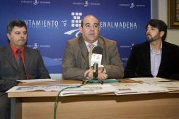 Artacho (centro) aplaudió la medida. / SUR