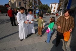 Monaguillos de San Juan, Santa María y Las Claras se lanzan a la calle para pedir fondos con fines sociales .