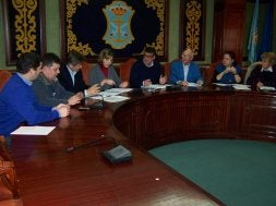 El alcalde, concejales y miembros de APCUN, ayer. / E. C.