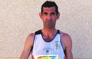 PRIMERO. Sáez con el plato de campeón del Trail Cabo de Gata-Níjar.