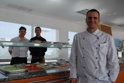 Juan Manuel Moreno trabaja con estudiantes de cocina. / M. J.