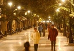 La contaminación se reduce con farolas que no emiten luz hacia arriba. / A. SALAS. ARCHIVO
