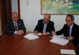 El alcalde y el edil de Urbanismo, ayer en la firma. / E. C.