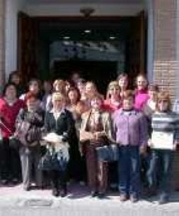 Bellido, con las alumnas. / E. C.