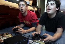 La utilización prolongada de las videoconsolas puede causar obesidad y aislamiento social. / SUR
