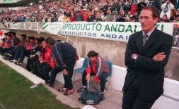 Dirigiendo un partido desde el banquillo del Sevilla F.C.. / SUR