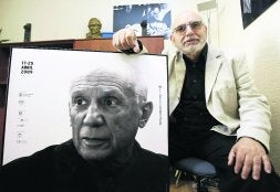 Carmelo Romero, con el cartel de su primer festival como director. / SALVADOR SALAS