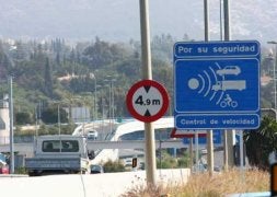 Un panel de grandes dimensiones alerta a los conductores del radar. /JOSELE-LANZA