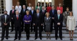 El Gobierno, con los dos nuevos vicepresidentes y tres ministros, posa en la tradicional instantánea en las escalinatas del palacio de La Moncloa. / AFP
