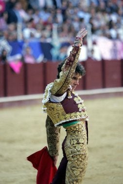 José Tomás y Perera cortan cuatro orejas a pesar del fuerte viento