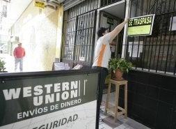 Los envíos de dinero de inmigrantes a sus países caen a la mitad