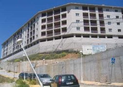 El edificio Mirador debería haber estado listo en septiembre de 2008. / F. JIMÉNEZ