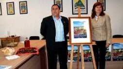 Manuel Aranda y Pilar Ortiz junto al cartel. / E. G.