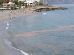 Imagen de una de las manchas de color anaranjado, ayer en la playa de La Torrecilla. / E. C.