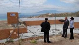 Domínguez Palma en el depósito de Serramar. /E. G.