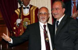 Antonio Morales, con el alcalde Francisco de la Torre. / CARLOS MORET