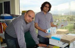 Kusha Ghoreishi y Guillermo Casado, en su estudio Q-Ark Arquitectos, situado en el PTA. / M. D. T.
