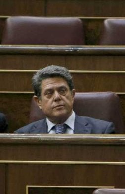 Un ex jefe del Ejército critica a Trillo por no dar la cara