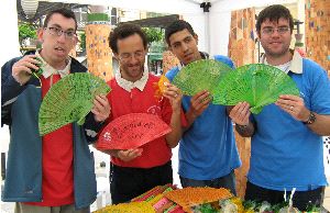 ASPANIES. Se cambiaban abanicos con «mensajes». / P. S. HERVA