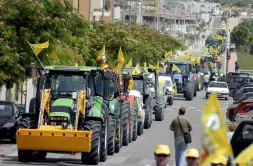 Cientos de tractores se concentraron ayer en Jaén en defensa del olivar. / EFE