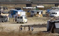 Las chabolas se encuentran en unas condiciones higiénicas pésimas. / EFE