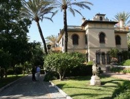 Aspecto parcial de la casa principal y el jardín, en el paseo de Miramar. / CARLOS MORET