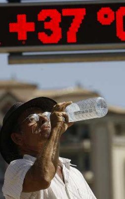 Ante el calor, hay que hidratarse. / SALVADOR SALAS