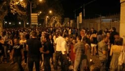 Tras la prohibición de consumir alcohol en el Paseo de los Curas, los malagueños se reunieron anoche por última vez. / ÁLEX LOBERA