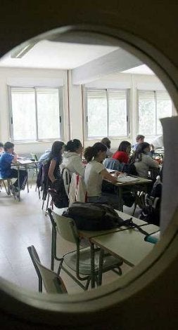 Son alumnos en torno a los dieciséis años. / SUR