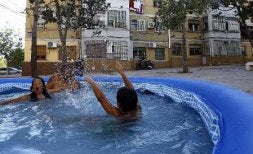 Cualquier rincón con agua es bueno para hacerle frente al terral. / SALVADOR SALAS