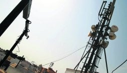 Varias antenas de telefonía en Chiclana. / LA VOZ