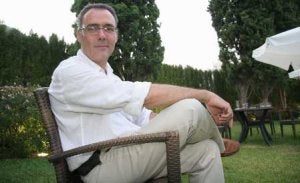 Antonio Vargas, en los jardines del Colegio, en El Limonar. / ÁLEX LOBERA