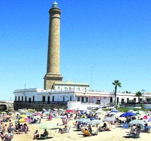 Castigada por el informe de los ecologistas. /SUR Así queda el negro mapa del litoral español. / SUR