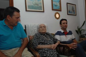 Ana, en su casa junto su hijo, Juan Ortiz, y su nieto, . / J-L