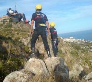 Rescatan a un hombre que perdió el control del parapente y cayó por un barranco