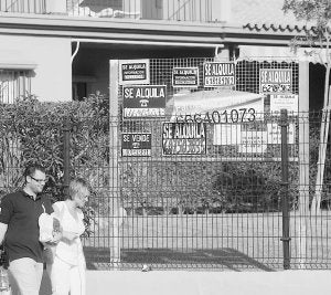 Carteles de alquiler en una urbanización de Chiclana./ SUR