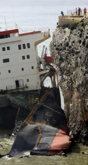 Se partió en dos frente a las costas de Gibraltar. / EFE