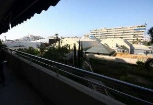 Vista del parque infantil de ocio desde una terraza de Marina Banús. / JOSELE-LANZA