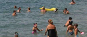Los bañistas han disfrutado estas semanas del mar gracias a las altas temperaturas registradas, que se han mantenido superiores a los 24 grados. / ÁLEX LOBERA