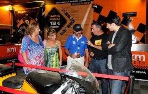 Duque, en uno de los stands montados para la ocasión. /SUR