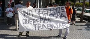 Un grupo de desempleados convocados por la Coordinadora de Asambleas de Parados de Málaga se concentró hace unos días           ante la Delegación de Empleo. / M. A. G.