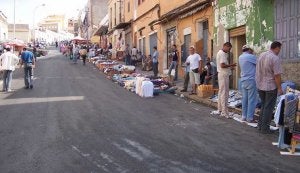 El Rastro ha sido siempre la zona de compra y venta de productos atípicos y la elegida por los vendedores ambulantes e ilegales. / SUR