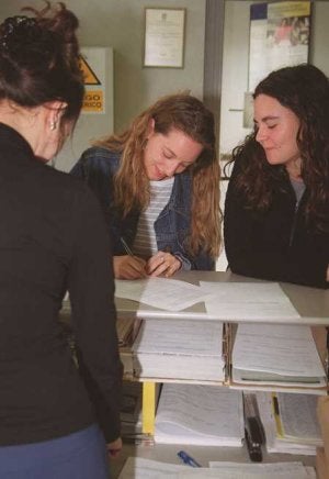 Las ETT reciben a diario cientos de currículos de aspirantes a un puesto laboral. / SUR