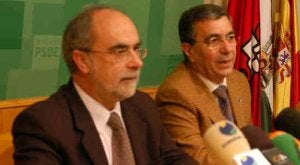 El desaparecido Alfonso Perales (izquierda) acercó la figura de Fermín Salvochea a Juan Antonio Palacios /SUR