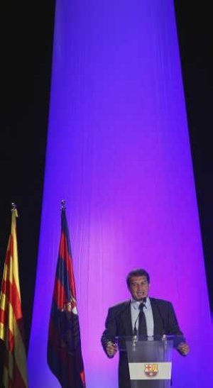 El presidente del Barça en una asamblea. / EFE