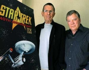 William Shatner (derecha), junto a Leonard Nimoy, protagonistas de la saga 'Star Trek'./ AFP