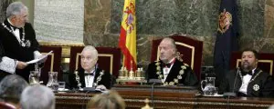 El Rey, el presidente del Tribunal Supremo y del CGPJ, Carlos Dívar, y el ministro de Justicia, Francisco Caamaño, escuchan al fiscal general del Estado, Cándido Conde-Pumpido. / EFE
