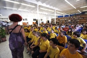 Carmen Gil se dirige a los escolares, en la actividad celebrada ayer en la Biblioteca Municipal.