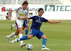 Álex Fernández, en el momento de enviar el balón a un compañero más adelantado. / JOSÉ ANTONIO POYATOS. GECA SPORT