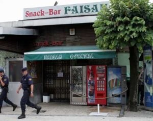 Dos policías inspeccionan el bar Faisán, en Irún. / T.